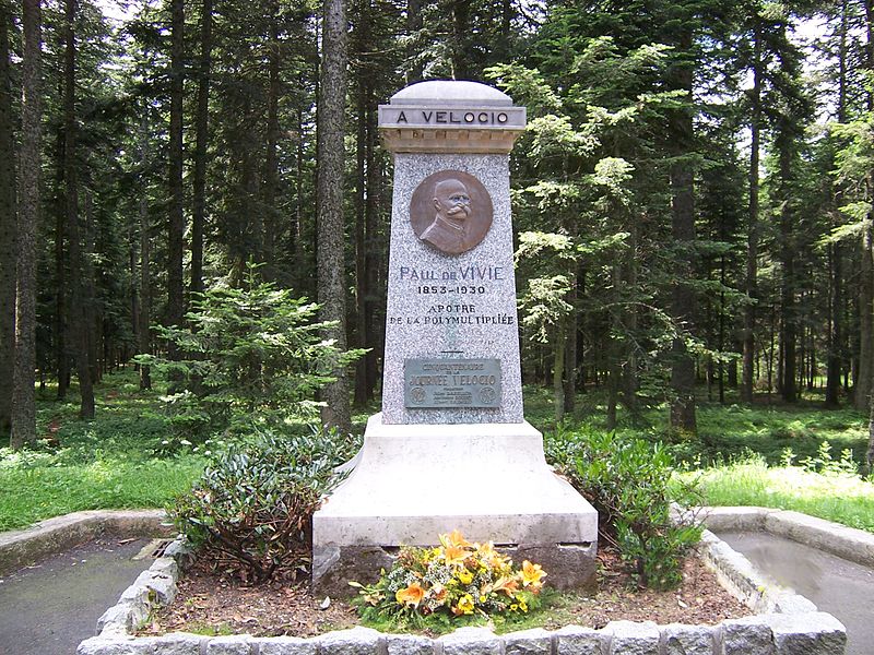 800px-Monument_Velocio,_Col_de_la_republique.jpg